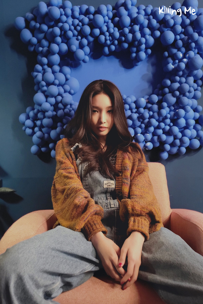 Singer Chungha appears on Halmyungsu and meets Park Myeong-su.On November 26, Chungha released a teaser photo with JTBC multi-platform content Hwang Myung Soo through official SNS.Chungha in the released Teaser photo showed colorful visuals freely going to and from black and white and color moods.Especially, Chunghas sensual pose, mirror balls, dry flowers and other various accessories are exquisitely engaged to create an atmosphere that crosses the cold ().The provocative smile toward the camera, the eyes that completed the languid mood, and the half-closed gaze treatment filled the dark dreamy atmosphere of Chungha, raising the curiosity about the new appearance he will show in the future.The special single album Killing Me, which is scheduled to be released on the 29th, is listed here, making Chungha more hopeful of a special comeback.The Teaser photo was released earlier than the main story of the Hang Myung Soo, which will be released at 5:30 pm on the same day, leading to expectations for the main story and the New album at once.Especially, the unique chemistry with Park Myeong-su, which will be shown in Halmyongsu, attracts attention.Killing Me is a new album that Chungha will release in about nine months after its first full-length album, Querencia, released in February.Chungha participated in the writing work of the New album and compared the helplessness and frustration to the tunnel, and the hopeful message that the sunshine waits at the end of the tunnel.