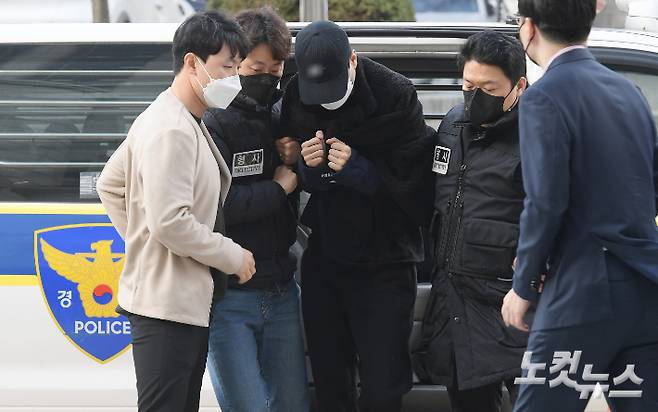 데이트폭력 피해로 경찰의 신변보호를 받던 여성을 살해한 30대 피의자 A씨가 22일 오후 서울 서초구 서울중앙지방법원에서 열린 구속 전 피의자 심문(영장실질심사)를 받기위해 법원으로 들어서고 있다. 이한형 기자