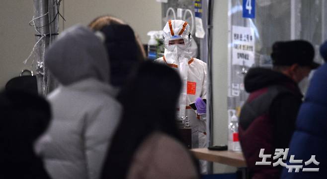 서울 송파구보건소 임시선별진료소에서 시민들이 검사를 받기 위해 대기하고 있다. 박종민 기자