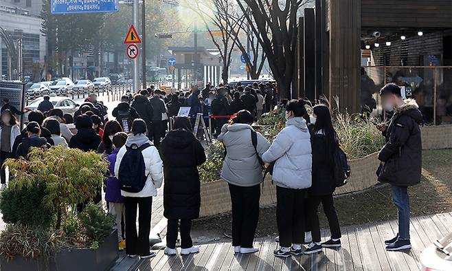 25일 서울 송파구 송파보건소에 마련된 코로나19 선별진료소를 찾은 시민들이 검체 검사를 받기 위해 길게 줄지어 대기하고 있다.뉴스1