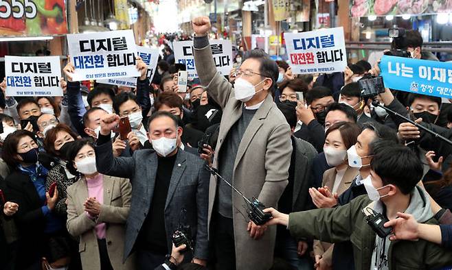 더불어민주당 이재명 대선후보가 26일 전남 목포시 동부시장을 방문, 즉석연설을 하고 있다. 연합뉴스