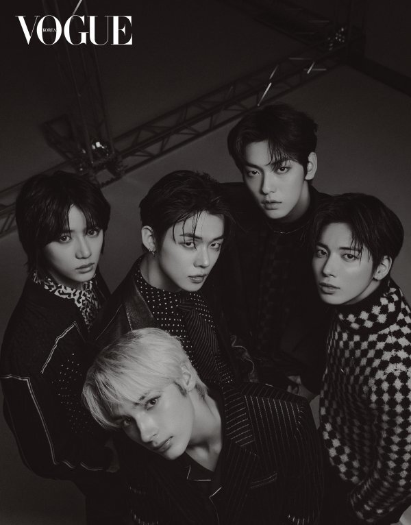 TOMORROW X Twogether (Subin, Yeonjun, Beomgyu, Taehyun, and Humanning Kai) released a picture of intense energy and unique visuals through the December issue of Vogue Korea, a fashion magazine.The five members trendily digested various colors of sensual costumes such as black and white and blue. In particular, they completed an energetic atmosphere by using esporte Clube Bahiak, lighting, and speakers.An interview with TOMORROW X Twogether has also been released to give a glimpse of recent interests.Subin talked about Nostalgia, Yeonjun fashion, Beomgyu photo, Taehyun sports, and Heuning Kai playing musical instruments.Subin, who is locked in Nostalgia, said, After time, I realized how precious every moment is.I am busy working as TOMORROW X Twogether now, but I know it is a time that can not be returned and a precious part of life.So I want to live harder and more devoted to the present. For Yeonjun, fashion is a challenge, confidence and expression.Yeonjun said, I think that the world that each person has is important, and I think that not only music and dance but also clothes are the media that can show his world. He said, I grew up learning dance and music, and my values ​​becoming close to fashion.Beomgyu introduced members and the United States that he became interested in photography in earnest.If we meet the people who are going to meet next year, I am so excited that we will be able to leave more memories as a picture, said Beomgyu, who left the desire to leave more pictures of TOMORROW X Twogether.Taehyun lives in the spirit of sports, and sometimes expresses the impressions of the game and the player in music. Sweat is a proof of effort.I hope that someone will be impressed by the way TOMORROW X Twogether grows and moves forward, just as the crowd is impressed by the sweating of the players. I practice a little bit every day, said Heuning Kai, who was the subject of playing musical instruments. Sometimes I dont play a lot, but when I practice and fall asleep, Im more skilled the next day.Constantness is important not only in musical instruments but also in all fields. TOMORROW X Twogethers pictures and honest interviews can be found in the December issue of Vogue Korea and the official website.