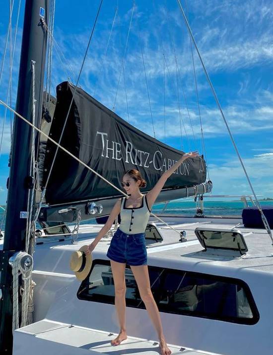Singer and businessman Jessica has revealed her relaxed routine.Jessica posted a picture on her 26th day with an article entitled All I need is a good dose of vitamin sea through her instagram.In the photo, Jessica is seen staring somewhere on a yacht hammock, which showed off her slender legs in short hot pants.In another photo Jessica poses with sunglasses on top of the yacht, revealing a refreshing charm with a blue sea background.Jessicas brother Krystal Jung (Jeong Soo-jung), who saw this, left a comment saying Changbu.Jessica has been in public love with Korean-American businessman Tyler Kwon since 2013.