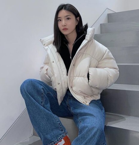 Yuna of group Brave Girls reported on a cute recent situation.On the afternoon of the 26th, Yuna posted a picture on his instagram without any phrase.Yuna in the photo is taken on the stairs. Yuna in padding and jeans stared at the camera with a cute look.In particular, Yuna, who is wearing a chin, showed off his small face size and clear features, and made fans feel heartbreak.Meanwhile, Brave Girls heated up the country earlier this year with Rollin a comeback on the chart.In June, he released the title song Chi Mat Ba Ram of the Mini 5th album and succeeded in making a leap to Summer Queen.