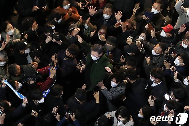 이재명 더불어민주당 대선후보가 27일 전남 순천시 연향동 패션의 거리에서 시민들에게 인사를 하고 있다. 2021.11.27/뉴스1 © News1 이동해 기자