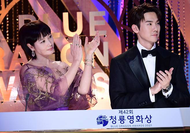 제42회 청룡영화상 시상식이 26일 서울 여의도 KBS홀에서 열렸다. MC 김혜수와 유연석이 박수를 보내고 있다. /스포츠조선