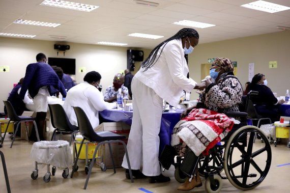 지난 5월17일(현지시간) 남아프리카공화국 요하네스버그 외곽에 있는 한 노인센터에서 신종 코로나바이러스 감염증(코로나19) 백신 접종이 이뤄졌다. 뉴스1 제공.