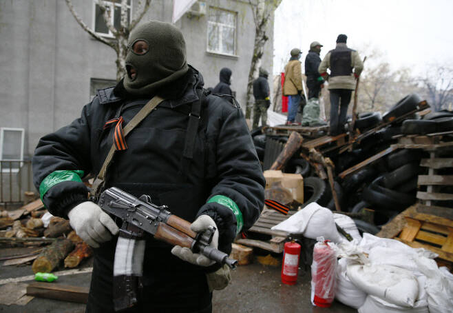 2014년 러시아와 우크라이나의 분쟁 당시 무장한 친러시아 시위대의 모습 / 로이터연합뉴스