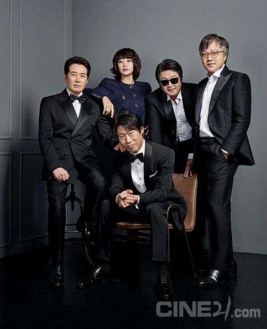 Actor Kim Hye-soo, Yu Hae-jins cool meeting is a hot topic.Choi Dong-hoons film Tazza: The High Rollers has released Cine 21 cover Kahaani, featuring special synergies by Choi Dong-hoon, Kim Hye-soo, Yun-shik Baek, Yu Hae-jin and Kim Yoon-seok.Tazza: The High Rollers is a film about a thrilling bout with Tazza: The High Rollers, who lived on a gambling board after the natural winner Gonny met the gambling board designer Jung Madam and the legendary Tazza: The High Rollers Pyeonggyeongjang.The cover of the movie weekly Cine 21 and the cover Kahaani cut attracts the attention of Choi Dong-hoon, Kim Hye-soo, Yun-shik Baek, Yu Hae-jin and Kim Yoon-seok.Kim Hye-soo, who completed the stylish navy costume styling following Choi Dong-hoon, Yun-shik Baek, Yu Hae-jin and Kim Yoon-seok, who gentlely digested the classic black suit, expects the chemistry of those who gathered in one place for the first time in 15 years.The eyes of the actors who feel the smile and charisma that can afford here are reminiscent of the unforgettable characters in Tazza: The High Rollers and give a strong impression.The interview with Choi Dong-hoon, who has been waiting for a long time, and the various behind-the-scenes Kahaani about the film Tazza: The High Rollers and the picture cut of the four actors chemistry can be seen through Cine 21 published on the 27th.Particularly eye-catching is the meeting between Kim Hye-soo and Yu Hae-jin; the two started a public romance in 2010 and split the following year.But with a cooler side than anyone else, I completed a wonderful cover of the world.The two people who met at the TVN10 Awards held in 2016 were impressed by the cool aspect even though it was a situation that may be uncomfortable.According to witnesses at the time, Kim Hye-soo approached Yu Hae-jin and greeted him with a smile and talked brightly.The attitude of the two, who were not conscious of the surroundings, was like Hollywood.Meanwhile, the second version of Tazza: The High Rollers digital remastering version, which was released by director Choi Dong-hoon after his debut film Reconstruction of Crime, will be released on December 1.Cine 21