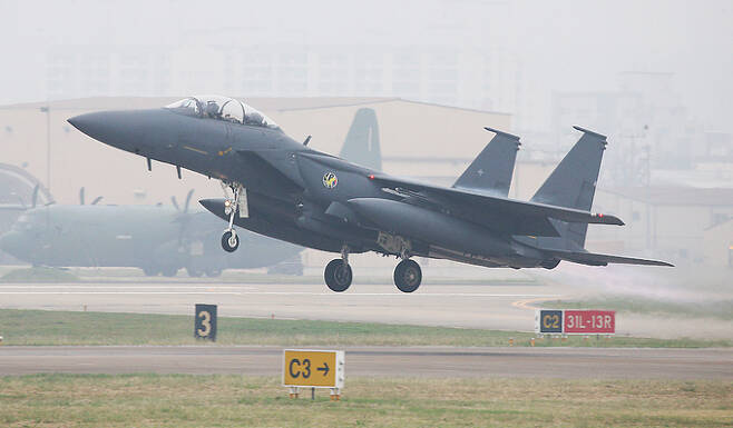 공군 F-15K 전투기가 훈련을 위해 활주로에서 이륙하고 있다. 세계일보 자료사진