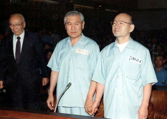 - 1996년 법정에서 군사반란 및 내란목적 살인죄로 사형을 선고 받은 전두환씨(오른쪽) / 서울신문 포토라이브러리