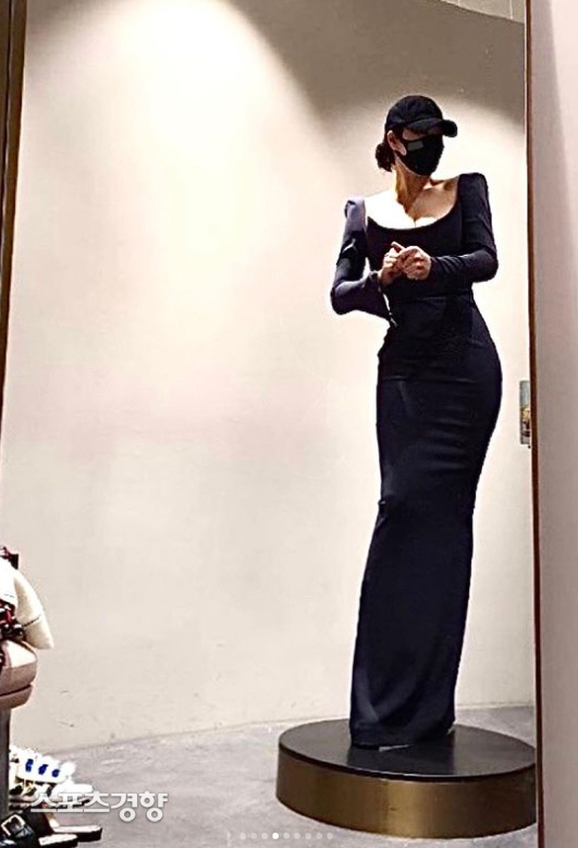 This is how Kim Hye-soo chose Dress.Actor Kim Hye-soo posted several photos of Dress on her SNS Instagram on the 26th.Kim Hye-soo in the photo wore a black mask and a hat and went to dress fitting at the Blue Dragon Film Festival.Kim Hye-soo posed in a membranous line of grey dress that naturally revealed his volume figure for the first time.In the second photo he stood in front of the mirror in a fantastic atmosphere of Purple Dress embroidered with gold; the third Dress was White.Stressing her constricted waist with volume sleeves, Dress was enough to draw attention.Dress, chosen by Kim Hye-soo, was the first and second Dress.At the 42nd Blue Dragon Film Awards ceremony held at KBS Hall in Yeouido on the 26th, Actor Kim Hye-soo stood on Red Carpet wearing a deep-breasted Square Neckline Dress.In the first part, she wore a gray mermaid dress and a purple dress at the second part.It is unusual for an actress to release a Dress fitting photo without setting hair and makeup.In the appearance of matching a black hat and a mask with a dress of tens of thousands of won, the netizens responded such as Kim Hye-soo is the only one who is dressed in a ball cap, the screen can not cover all of her sister, It is more beautiful than the Blue Dragon trophy, and Gae Hye-soo.On the other hand, Kim Hye-soo is getting a great boost from fans by revealing his comfortable daily life such as picking up garbage in a training suit on SNS, or showing a stranger in his pajamas.