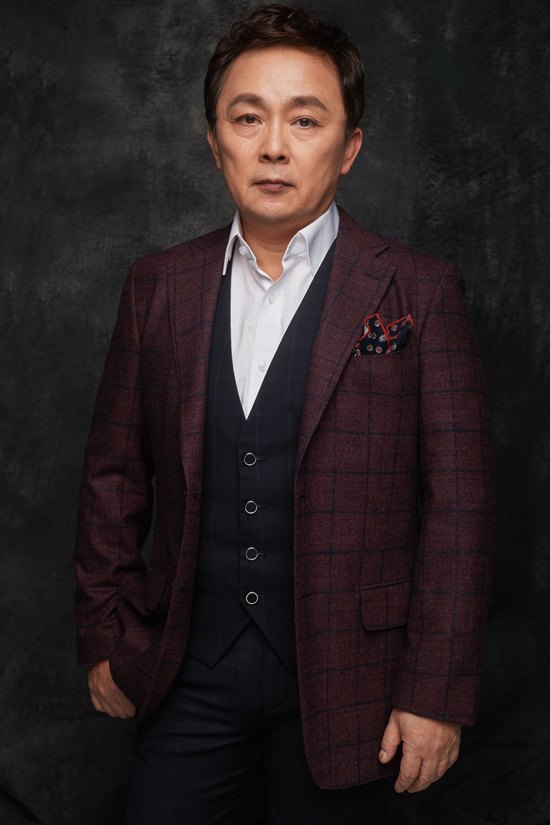 Kim Jeong Hoon will appear on NEW Love and War released on Kakao TV on the 27th.It is the return of the CRT for 30 years after KBS 2TV 3 days promise in 1991.Kim Jin Hoon will play a lonely role in NEW Love and War and Single Childcare, and will delicately depict the pain that he feels because he is the head.Kim Jin Hoon made his debut in the film industry at the age of four, and was loved by many hits such as I hate it again, Kim Jeong-gyun groom and High school Yalgae.Kim Jin Hoon, who became a star in the 1960s Kim Jin-gyun groom and became a star at once, enjoyed the popularity of the top with his unstoppable work until the 1990s.Kim Jeong Hoon said, I was so glad to see the viewers through the CRT again. I felt excited before shooting, I felt it for a long time, and I was worried that Acting was a little unnatural because it appeared in a long time.I think it is the happiest moment when I am in front of the camera, and I will visit and greet you frequently if I have the opportunity in the future. NEW Love and War also stars actor Lee Seung-hyun, who has a prime with Kim Jeong Hoon and Yalgae Series.Lee Seung-hyun has appeared as a husband of a middle-aged actress Hong Ji-jin in NEW Love and War and This Damn House Price, and will appear as a father-in-law in the Dink Couple to be released in the future.Meanwhile, NEW Love and War is a 2021 version of Love and War, which started with KBS in 1999 season 1, and recorded a 20% audience rating until the end of 2014 season.In the first and second episodes broadcast on the 18th, the problem of building my house of newlyweds who are frustrated with high subscription rate and house price was drawn.In NEW Love and War, viewers will be interested in not only housing problems but also various issues such as virtual currency, school violence, poisonous child care, gas lighting, and the Dink people.NEW Love and War is produced in 24 copies, 20 minutes each time; it is released on KakaoTV every Thursday and Sunday at 9 a.m.