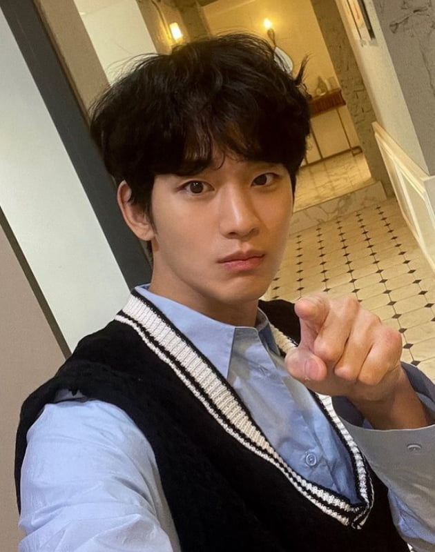 Actor Kim Soo-hyun reveals bruisesKim Soo-hyun posted two photos on his Instagram account on Friday.Kim Soo-hyun in the photo left a selfie in a neat style with a best-dressed shirt, especially Kim Soo-hyun, who caught the eye with a bruising look and hairstyle.Kim Soo-hyun played the role of Kim Suspension in the Coupang play series One Day.