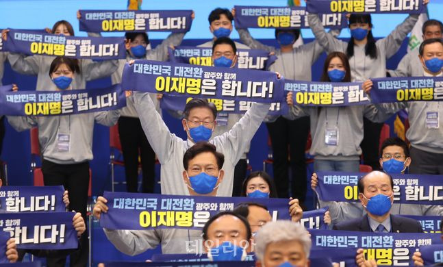 더불어민주당 이재명 대선 후보가 28일 광주 김대중컨벤션센터에서 열린 '광주 대전환 선대위' 출범식에서 공동선대위원장들과 함께 '이재명은 합니다'라고 씌여진 펼침막을 펼치고 있다. ⓒ데일리안 박항구 기자