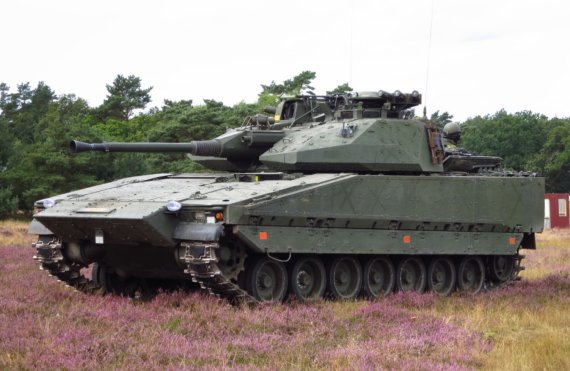 스웨덴 육군의 보병전투차 CV90(Combat Vehicle 90). FMV(스웨덴 국방과학연구소)와 보포스 등의 스웨덴 군수 산업체들의 합작으로 개발되었으나, 1999년에 보포스사 해체 이후 2005년 영국의 BAE 시스템스가 보포스의 대부분 사업 분야를 매입하면서 현재는 BAE 시스템스가 생산한다. 높은 생존성과 좋은 화력, 눈길에서의 성능은 타의 추종을 불허한다. 최신형 Mk 4 버전의 가격은 대당 100억원 이상으로 호주 차기 장갑차 사업에서 탈락했다. 1984년 민관 합작 프로젝트 팀이 구성되어 1988년 첫 시제 차량이 나왔고, 이후 테스트와 설계 변경한 끝에 1993년 개발이 완료돼 1994년 최초의 Mk 0 버전이 생산에 들어갔다. 기본형 보병전투차뿐만 아니라 정찰용, 대전차용, 대공용 등 여러 가지 계열화 차량이 개발됐다. 지금까지 약 1200대가 생산돼 서유럽 7개국(스웨덴·노르웨이·스위스·네덜란드·덴마크·핀란드·에스토니아)에서 사용되고 있다. ⦁개발사 보포스, 헤글룬스(Hägglunds) ⦁제조사 BAe시스템즈 Hägglunds AB ⦁중량 23~35t (Mk 0~Mk III) ⦁전장 6.4m ⦁전폭 3.1m ⦁전고 2.5m ⦁엔진 스카니아 DS 14 직렬 6기통 수랭식 디젤 엔진, 스카니아 DC 16 V형 8기통 수랭식 직분사 터보 디젤 엔진 ⦁최대출력 550~810마력 ⦁현가장치 독립식 토션바 ⦁최대속도 도로 70km/h ⦁항속거리 320km ⦁주무장 보포스 L/70B(b/c) 40mm 70구경장 기관포 1문(Strf 9040), Mk44 Bushmaster Ⅱ 30mm 80구경장 기관포 1문 (CV9030), Bushmaster Ⅲ 35mm 기관포 1문 (CV9035), 105mm 저압포 (CV90-105 ATV) ⦁RUAG 120mm 저반동포 (CV90-120T) ⦁AMOS 120mm 쌍열 박격포탑 (Grkpbv 90-120) ⦁부무장 Ksp m/39 또는 Ksp 58 7.62mm 기관총 1정 ⦁탑승인원 승무원 3명+기계화보병 8명 ⦁방어력 전면 30mm APFSDS탄 방호, 전방위 14.5mm 중기관총탄 ⦁방호 전방위 30mm AP탄 방호(부가장갑 장착시) ⦁장갑 균질압연장갑 + 모듈식 부가장갑. 사진=스웨덴 육군 홈페이지