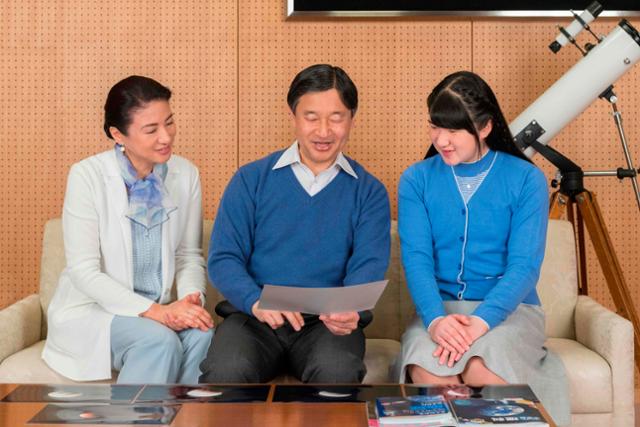 2018년 2월 22일 58세 생일을 맞은 나루히토(가운데) 당시 왕세자(현 일왕)와 가족이 도쿄에서 촬영한 가족사진. 왼쪽이 마사코 왕비, 오른쪽은 아이코 공주다. 도쿄=AFP 연합뉴스(궁내청 배포)