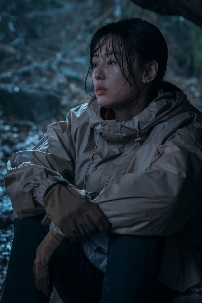 Jun Ji-hyun is showing unexpected tears and his eyes are focused.In the last broadcast of TVNs 15th anniversary special project Jirisan (playplay by Kim Eun-hee/director Lee Eung-bok/production AKahaani, Studio Dragon, and Wind Pictures), Rangers warned that the summers typical disaster, guerrilla torrilla rain, is very dangerous because it is impossible to predict even with weather forecasts.And suddenly the siren echoed throughout Jirisan in the ending, suggesting that the warning came to reality.In this regard, the struggle of the Great Smoky Mountains National Park Rangers to safely dissipate visitors throughout the mountains is foreseen, and the unusual curiosity occurs in the photos of the Ji-hyeun and the Gang-hyeunjo.On this day, the two are dispatched to the rescue site to save lives despite heavy rains like waterfalls.At this time, the people who climbed the mountain with a thicker backpack than usual due to flood rescue equipment are evacuated into the cave, which makes me wonder who was injured.Above all, the Seoi River, which was leading the structure with a tougher face than anyone else, is not only sitting down weakly but also crying tears.Especially, she has lost her parents due to the valley flood accident that occurred in the past, and the tension is increased to see what kind of unpredictable crisis this disaster that stimulates her trauma will add.But beside her is a partner Ranger gang hyun who follows like a silver and needle.Perhaps he knows the heart of the Seo River better than anyone else, and his pat on her shoulder makes her look forward to the warmth and the two partners chemistry once again.If we showed the hot mission of the Great Smoky Mountains National Park Rangers through the forest fire episode, we will deal with the typical summer flood this time, said the production team of Jirisan. We will be able to meet a meaningful story about how the Rangers have been rescued in the floods that many viewers have encountered.9 p.m. (Photo provided: Ai Kahaani