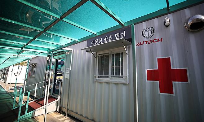 지난 26일 서울 은평구 서울시립서북병원 주차장에 위중증 환자 급증에 대비한 '이동형 음압 병실'이 설치돼 있다. 연합뉴스