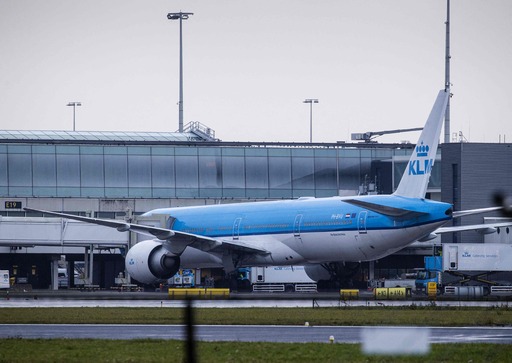 27일(현지시간) 로열 더치 KLM 항공의 여객기가 네덜란드 암스테르담의 스히폴 공항 활주로에 착륙해 있다. 네덜란드 당국은 전날 남아공에서 출발해 스히폴 공항에 도착한 항공편 2대에 승객 600명 중 총 61명이 코로나19에 감염된 것으로 확인됐다고 밝혔다. 암스테르담=AFP연합뉴스