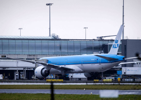 지난 26일(이하 현지시간) 남아공의 요하네스버그를 출발해 네덜란드 암스테르담의 스히폴 공항에 도착한 KLM 항공 여객기가 다음날 E19 게이트 앞에 세워져 있다. 네덜란드 보건당국은 28일 이 여객기와 같은 날 케이프타운을 출발해 이곳 공항에 도착한 다른 KLM 여객기에 탑승한 승객 가운데 61명이 코로나19 확진 판정에 이어 13명이 오미크론에 감염된 것으로 확인됐다고 발표했다.암스테르담 ANP AFP 연합뉴스