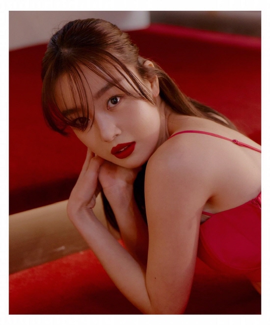 Han Sun-hwa posted a photo on Instagram on Wednesday with an article entitled B Cut.Han Sun-hwa in the pictorial is equipped with RED color costumes and RED lip, which are slim and slender. It is B-cut but beautiful.He showed off his charisma different from his existing image.Han Sun-hwa is loved for appearing on the original Tving Drunk City WomenPhoto: Han Sun-hwa Instagram
