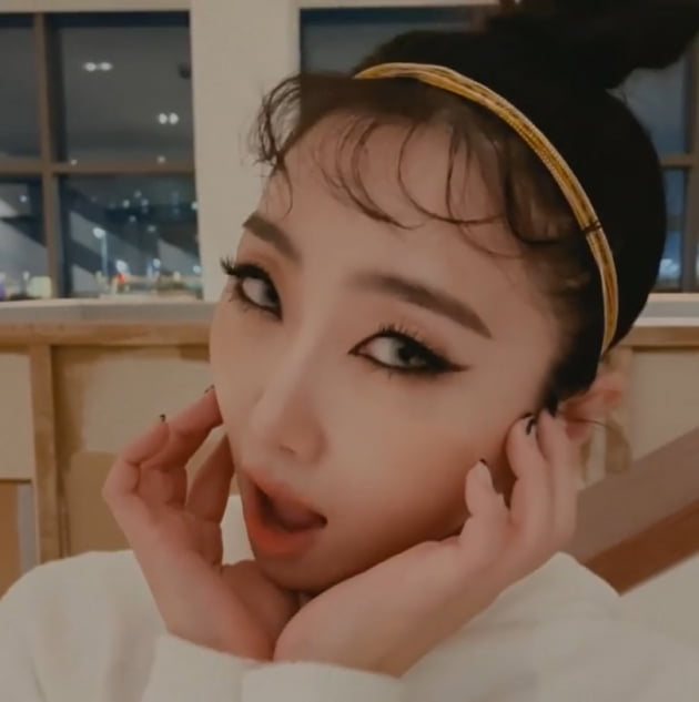 Minzy, a group 2NE1, has robbed her eyes with her unique charm.Minzy said to his instagram on the 29th, Lets guess what you say ~ Can you goose what Im saying?# Hint #12 #comingsoon and posted a short video.In the video, Minzy is showing off her unique makeup that gave her a lot of strength to her eye makeup, especially Minzy, which showed her lovely and deadly charm with a calyx pose.Minzy made her debut as 2NE1 in 2009 and gained a hot hit; she has been solo since her disbandment in 2016.