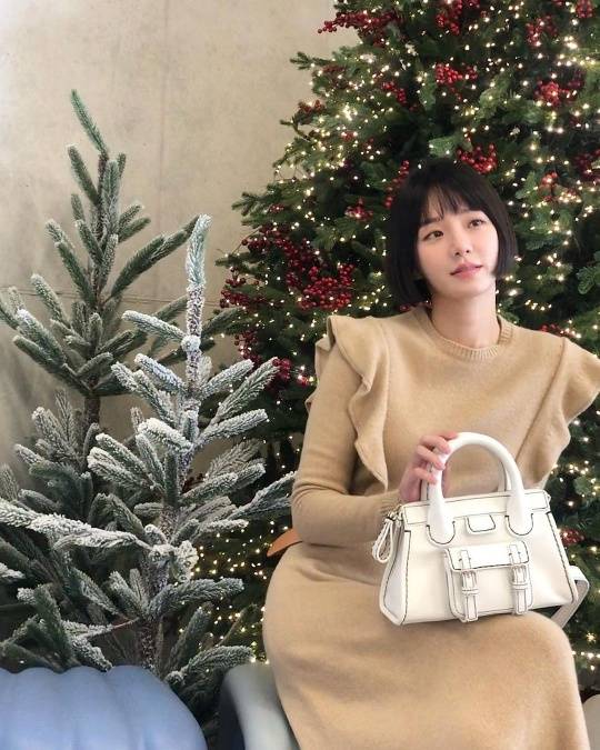 Actor Park Gyoo-yeong flaunts elegant beauty with knit dressPark Gyoo-yeong posted a photo on her Instagram page on Friday, wearing a beige knit long dress.Park Gyoo-yeong in the photo sits in front of a Christmas tree wearing a short short hair and a frilled dress.Proud of his innocent and elegant beauty against the backdrop of a glittering tree, he was attracted with a bright smile.Meanwhile, Park Gyoo-yeong appeared on KBS2 Dary and Gamja-tang which recently ended.