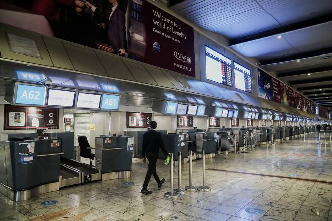11월 28일 오미크론 변이가 확산하면서 항공사들이 비행을 중지한 가운데 남아공 요하네스버그 탐보 국제공항 국제선 체크인 카운터가 텅비어 있다./로이터 연합뉴스