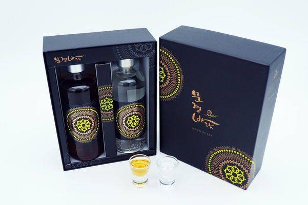 오미나라 사과증류주 ‘문경바람’ 기존 둥근 병 제품. /오미나라