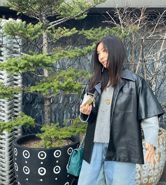 Actor Hwang Shin-hye showed off the aspect of fashionista in late autumn.Hwang Shin-hye released the photos on her SNS on the 29th with the article The End of November. She can see Hwang Shin-hye who went out in the late autumn.In the photo, Hwang Shin-hye poses with loose jeans, a black short-sleeved leather jacket, and a gray knit, and the sense of naturally coordinating the unusual costume is outstanding.Hwang Shin-hye, who has long hair and natural makeup in front of the camera, has also attracted attention with her beauty and fashion sense that she can not believe she is 59 years old, as if to prove the class of the original computer beauty.Hwang Shin-hye, who has been known as a computer beauty since the 1980s and has been loved as a representative beauty star, appeared in KBS2 weekend drama Oh Samgwang Villa last year.