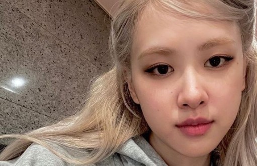 Rosé from group BLACKPINK showed off his Barbie doll visuals.On the afternoon of the 29th, Rosé posted several photos of his recent instagram.In the photo, Rosé took a mirror selfie. Rosé in a blonde hairstyle was cute and fell into a self-portrait.Also caught the eye in a comfortable Robin Hoodty and training pants, with pink sleep socks also drawing attention.BLACKPINKs How You Like That music video, a group of Rosés, proved to be a global girl group on the 12th, exceeding 1 billion views on YouTube.