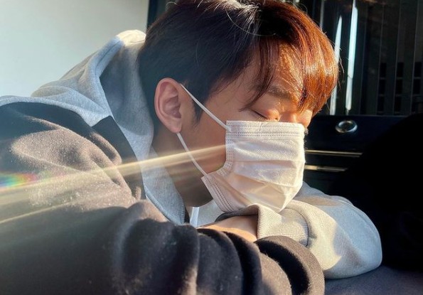 Actor Lee Do-hyun caught the eye by revealing the recent situation of his boyfriend.Lee Do-hyun posted a picture on his 29th day without any comment through his instagram.Lee Do-hyun in the photo seems to be asleep in casual costume and eyes closed.The handsome visuals and the charm of the atmosphere, which are not covered by masks, cause the heartbeat while the sunlight shines on the face.Lee Do-hyun, who creates a boyfriend, responded that the fans looked good in the eyes, cute and light.Meanwhile, Lee Do-hyun is meeting with fans through TVN drama Melancholia.In the background of a private high school, which is a hotbed of preferential corruption, it contains a more beautiful story than mathematics, which goes beyond the conventional wisdom and prejudice of mathematics genius and teacher.