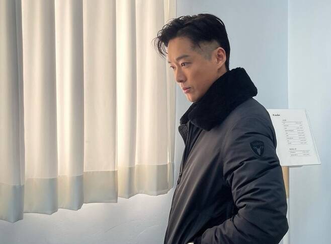 Actor Namgoong Min shows off his charismaNamgoong Min posted two photos on his 29th day with an article entitled Cold on his instagram.In the photo, Namgoong Min has a chic charm in all black fashion.Seemingly weightless, he stared into the air and showed off his sculptural sideways, capturing The Earrings of Madame de...In addition, Namgoong Min completed the styling of the model with a natural pose.Fans praised it for comments such as Its cool, It looks good in black, Its so handsome, and The Carisma Explosion.Meanwhile, Namgoong Min is currently resting after the end of MBC Drama Black Sun.