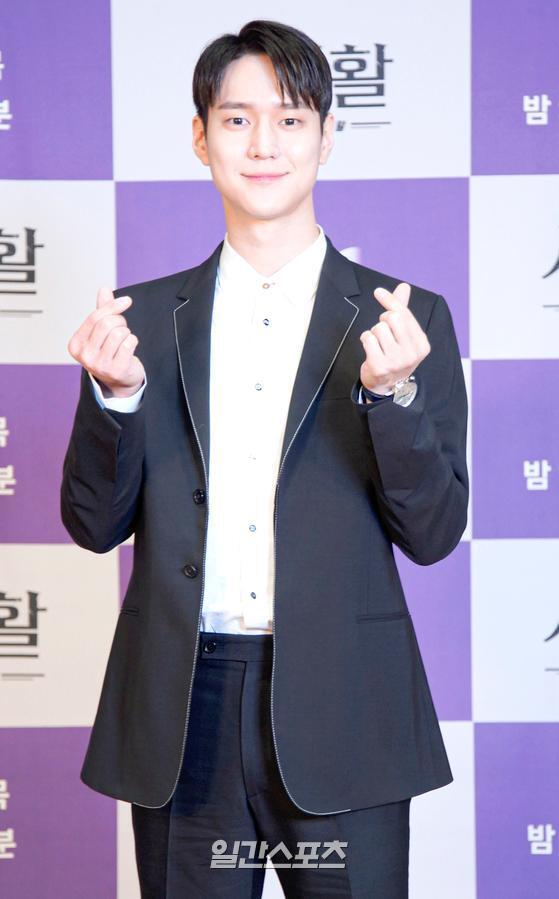 An entertainment official said on the 30th, Go Kyung-pyo was judged to have tested positive for Covid19 this morning.Go Kyung-pyo was reported to have completed the first and second vaccinations of Vacine, but it was reported to have been breached.Go Kyung-pyo is currently participating in the Netflix Korea original film Seoul National University Operation shooting, which also has quite a lot of shootings of Go Kyung-pyo in December.As it has entered the self-disposal, the existing shooting schedule is expected to be postponed.Go Kyung-pyo, who made his debut in KBS drama Jungle Fish 2 in 2010, has accumulated his acting skills by appearing in SNL Korea series, Neighbors Boys and Tomorrows Cannes Tabile. He has grown into a leading actor through TVN Reply 1998.Go Kyung-pyo, who returned from the former world to the drama Private Life broadcast last year, showed off his mature charm and expected his next move.Recently, he was named as the main character of the new drama Connected, a Korean directing film directed by Takashi Japan Miike, who is familiar with the movie 