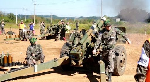 아직도 구형 105mm 견인 곡사포를 사용하고 있는 예비군. 현재 현역 장병들은 자주포를 운용하는 경우가 많아 구형 견인포로 훈련하는 데 어려움을 많이 겪고 있다. /유용원의 군사세계