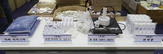 중국에서 밀수한 가짜 비아그라 원료와 포장제, 플라스틱 병에 포장된 완성품.