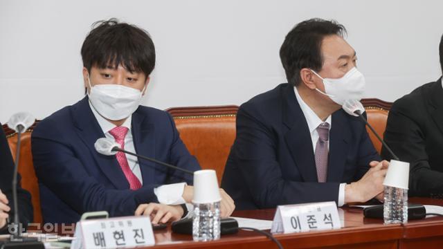 윤석열(오른쪽) 국민의힘 대선후보와 이준석 대표가 25일 국회에서 열린 당 최고위원회에 참석해 나란히 앉아 있다. 오대근 기자