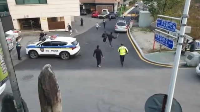 지난 2일 경기 양평에서 중국인이 흉기를 들고 난동을 부리는 현장에서 경찰들이 검거에 나서는 장면. 유튜브 캡쳐.