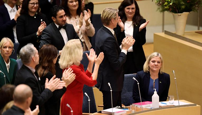 현지 시간 지난 24일 총리로 선출된 뒤 축하를 받고 있는 스웨덴 사회민주당 마그달레나 안데르손 대표. 그는 7시간 뒤 총리직을 사임했지만 29일 재선출됐다 / 사진 = CNN