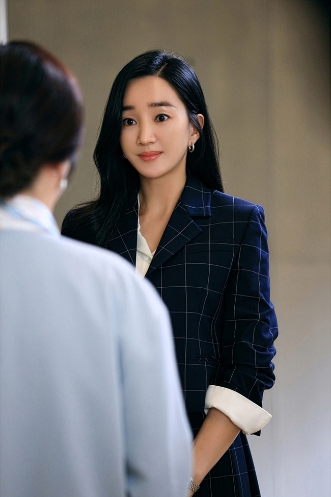 City of the Duke Soo Ae, Kim Mi-sook, Kim Ji Hyun, Kim Joo-ryong reveal the girl crush.JTBCs new Wednesday evening drama City (playplayplay by Son Se-dong/direction by Jeon Chang-geun/Produced by Hai Kahanidi & C, JTBC Studio) will be broadcasted at 10:30 p.m. on Dec. 8, with the background of the Sungjin Groups art museum, which holds the South Korea Jung Jae-gye, and shakes it. It is a mystery thriller drama featuring Blow-Up of women who want to get to their seats.In the drama, Sungjin is a powerful family, and the women who are located there are interested in what kind of Blow-Ups they have.Especially, the conflict between the second daughter-in-law, Yoon Hee (Soo Ae), and the mother-in-law and Sung Jin-gas power center, Kim Mi-sook, was predicted. First, the daughter-in-law Lee Joo-yeon (Kim Ji Hyun) and Seo Han-sooks secretary, Sunmi (Kim Joo-ryong), are also showing an unusual trend. It raises questions.First, Yoon, the second daughter-in-law who wants to make her husband Jung Jun-hyuk (Kim Kang-woo), is in a confrontation with Seo Han-sook, the mother-in-law of powerless power.The collision between the second daughter-in-law, who is unable to stand up, and her mother-in-law, who responds with a daunting force, is like a fierce survival battle of beasts, giving a breathtaking tension just by two people coexisting in one space.Unlike this Yoon, the first daughter-in-law Lee Joo-yeon is a deep nobleman in the bones that was appointed as the daughter-in-law of the Sungjin group before she was born.It is inevitable that the result is different from Yoon Hee, who has lived in evil because he has lived without knowing that it is deficiency.The repression of East and West Yoon is an uncomfortable stimulus to her who just wanted to live with her own dignity.As the head of Artspace Jean, whose family hierarchy, family, and even Yoon Hee are in charge, well see what conflicts well have with Yoon Hee, who is all in the upper hand but who is the eye of every time.Finally, Seo Han-sooks secretary, Sunmi, is also attracting attention as it will add to the immersion of the drama.A silent character who does not do anything except what is necessary to say so that the life guidance he realized as a secretary of Seo Han-sook is silent.Thanks to Seo Han-sooks long-standing efforts, existence itself is a shame of Sung Jin-ga.So, I am looking forward to the first broadcast of what kind of secretary Sunmi will be highlighted in the Sungjin-ga, which is filled with Blow-Up people.The more the starving Blow-Up owner and the living shame book are dug up, the more attention is focused on the women in the secret and unusual Sungjin family.First broadcast December 8 at 10:30 p.m. (Photo courtesy of Hai Kahaani D & C, JTBC Studio
