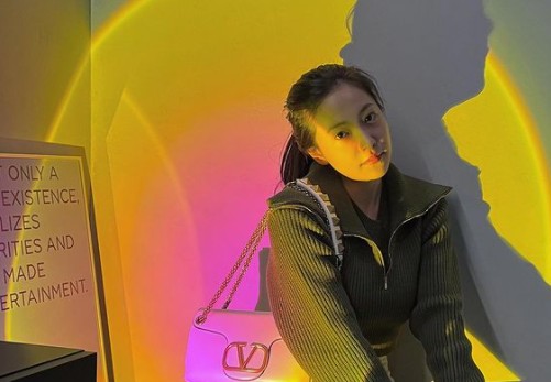 She shared a relaxed routine for the group Red Velvet.On the afternoon of the 30th, Yeri posted two photos on his instagram with the phrase Extra room.In the photo, Yeri took a picture in a room with a modern interior, and a dreamy feeling was taken by squatting in front of a bright light.In addition, I boasted a brilliant visual even in a person who had little toilet, and I bought peoples envy.
