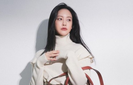 Oh Yeon-seo conveyed her beautys recent situation.On the afternoon of the 30th, Oh Yeon-seo posted a picture on his instagram with the phrase Happy year-end! Its December now.In the photo, Oh Yeon-seo took a picture with a lace coat and a bag. A pure and elegant figure caught the attention of people.Above all, the beautiful appearance of white skin and goddesss beauty like white house made the fans hearts pound.On the other hand, Oh Yeon-seo will appear on KBS2 Beautiful Party.