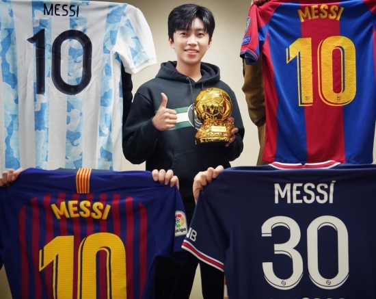 On the 30th, Lim Young-woong Instagram posted a picture with the article Congratulations on the 7th Ballon dOr, Providence of Messina ~ I have one.Inside the picture is a picture of Lim Young-woong smiling brightly with the Providence of Messina Goods.Lim Young-woong, who is known as a fan of enthusiastic football and a fan of Messina.His unchanging fanship attracted the attention of Lim Young-woong fans and netizens.Meanwhile, at the last minute of the 2021 Ballon dOr ceremony held in Paris, France, on the 30th (Korea time), the name of Lionel Province of Messina (Paris Saint-Germain) was also called.Providence of Messina, who has received seven Ballon dOrs in his career so far.He led Argentina to the title in 2021 Copa America, cutting off the major tournament-free jinx; in addition, he won the top scorer and helper prize in the tournament, as well as the MVP award.Photo = Lim Young-woong Instagram