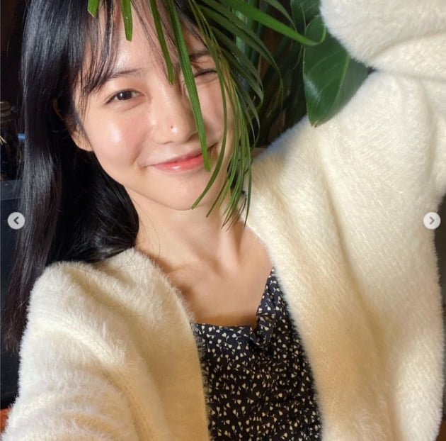 Actor Shin Ye-eun has told of his daily routine.Shin Ye-eun posted several photos on his Instagram on the 30th, along with an article entitled Going to cheer for the enthusiastic and enthusiastic, Jaranda Zalanda Daebak Nara.Shin Ye-eun in a public photo is taking a selfie at a cafe.On the other hand, Shin Ye-eun is currently in charge of KBS Cool FM Raising the volume of Shin Ye-eun.Photo: Shin Ye-eun SNS