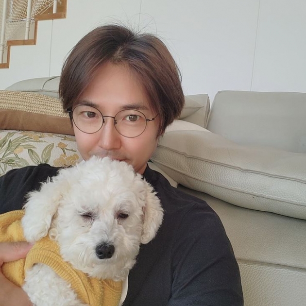 Actor Yoon Sang-hyun showed off his warm visuals.Yoon Sang-hyun posted a picture on his instagram on the afternoon of the afternoon with an article entitled Our Rooney is so sleepy.In the photo, Yoon Sang-hyun is taking a self-portrait with a dog in his arms.The appearance of a dog who is making a sleepy look in front of Yoon Sang-hyun, who shows off his beauty during the neat period, makes a smile.Yoon Sang-hyun is married to MayBee, a singer and lyricist, and has one male and two female.