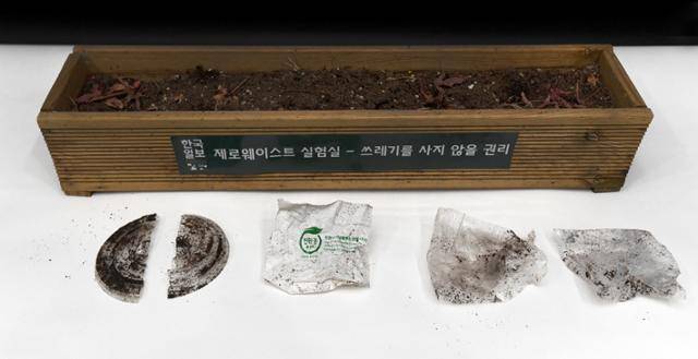 6개월이 지났지만 역시 분해의 흔적은 찾아보기 어렵다. 왼쪽부터 ①블루보틀의 PLA 생분해 컵 뚜껑, ②스타벅스의 PET 뚜껑, ③씨유(CU) PLA 생분해 비닐, ④산화생분해 비닐, ⑤LDPE 재질의 비닐. 서재훈 기자