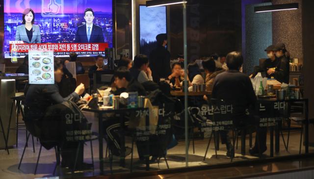 1일 서울 종로구 한 식당의 TV에서 오미크론 코로나19 변이 바이러스 감염 사례가 국내 처음 확인됐다는 뉴스가 방송되고 있다. 연합뉴스