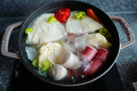 포테는 물을 자박하게 붓고 40~50분 정도 뭉근하게 끓여서, 재료의 맛이 잘 우러나오도록 한다. 사진 김혜준.