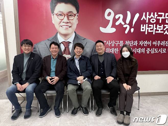 이준석 국민의힘 대표가 1일 장제원 의원 지역구인 부산 사상구 사무실을 방문, 기념촬영을 하고 있다. (이준석 측 제공) /사진=뉴스1